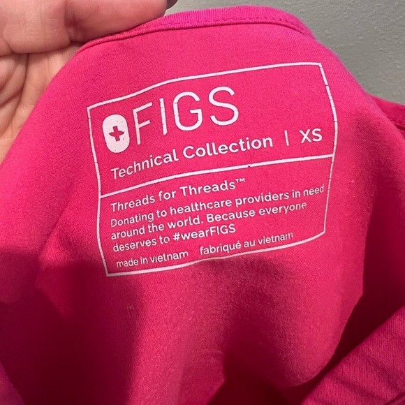 Figs Set - Casma Three-Pocket Scrub Top, Zamora Petite Jogger Scrub Pants - Picture 4 of 6